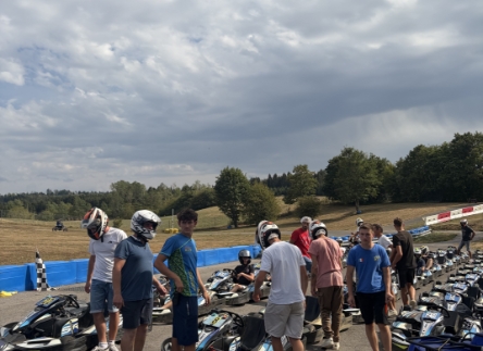 Les équipes Nouveau SAS réunies au circuit de karting